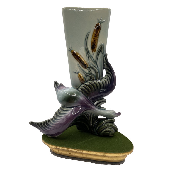 RARE VINTAGE HULL POTTERY 96 TRIANGULAR VASE DUCK GOOSE BIRD IN FLIGHT CATTAILS - Picture 1 of 5